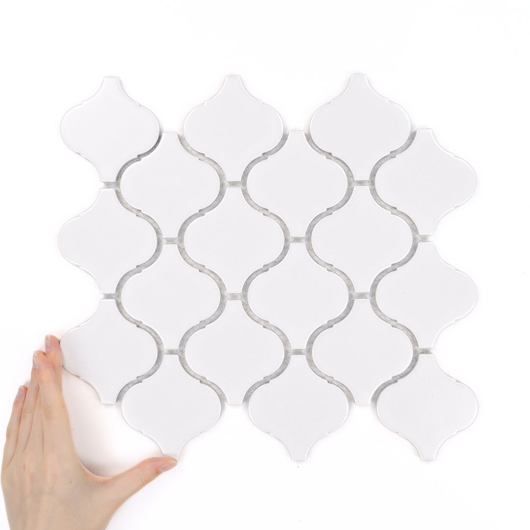 plytka-arabeska-duza-biala-szkliwona